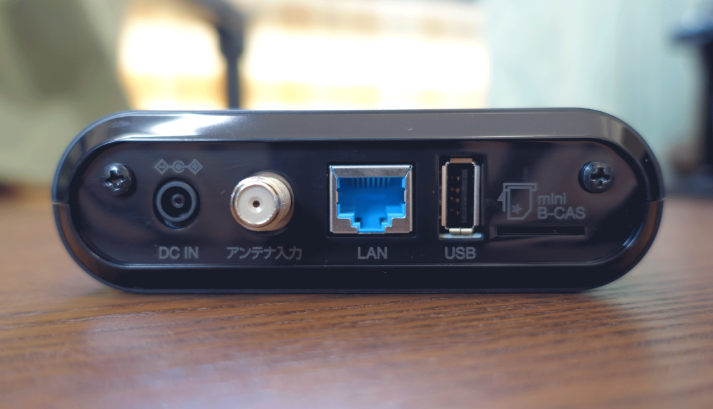 電源端子、アンテナ入力端子、LAN端子、USB端子、mini B-CASカード挿入口