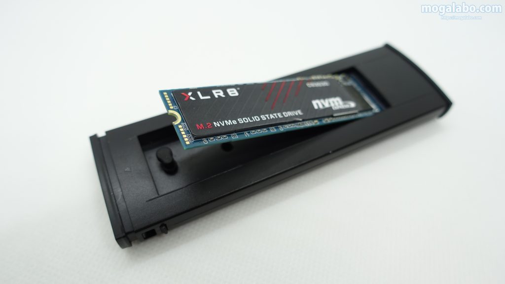 M.2 NVMe SSDをM.2スロットに挿入
