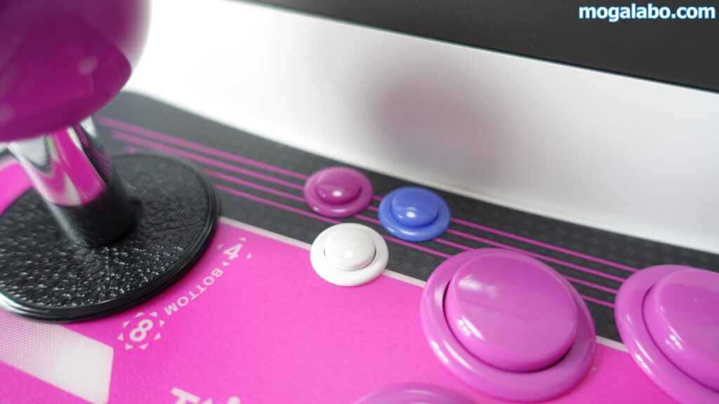 ピンクのボタンは「STARTボタン」、青のボタンは「CREDITボタン」、白のボタンは「MENUボタン」
