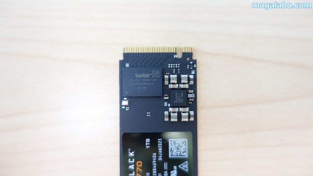 コントローラーは自社ブランドのSanDiskの刻印の入ったチップを採用